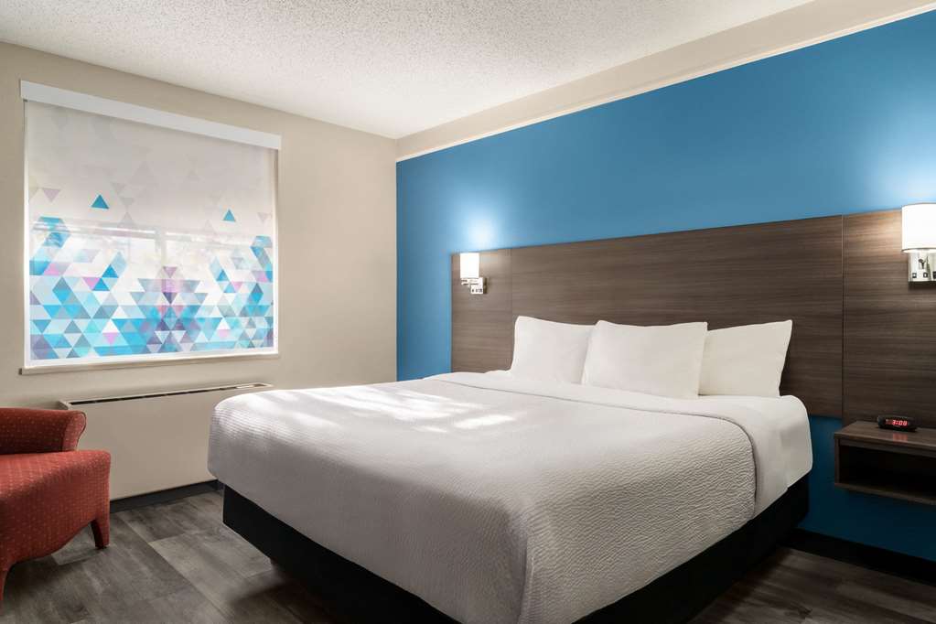La Quinta Inn & Suites by Wyndham Madison American Center - photo 24
