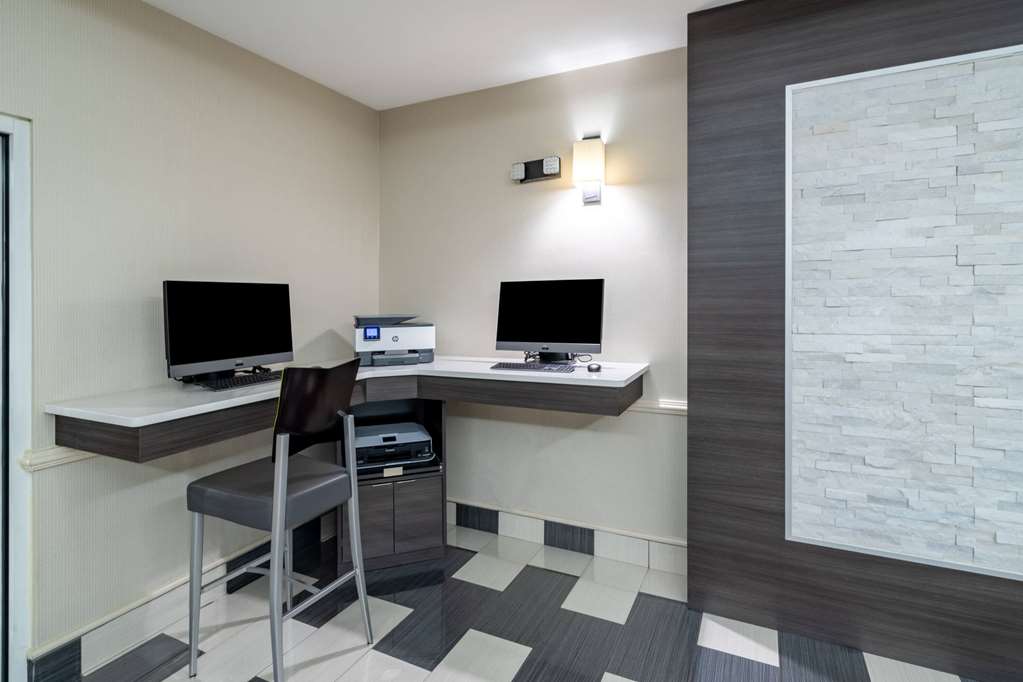 La Quinta Inn & Suites by Wyndham Prattville - photo 58