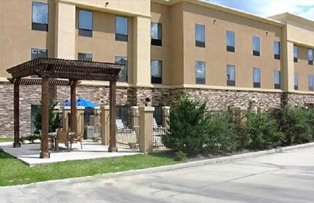 Hampton Inn & Suites Center - photo 16