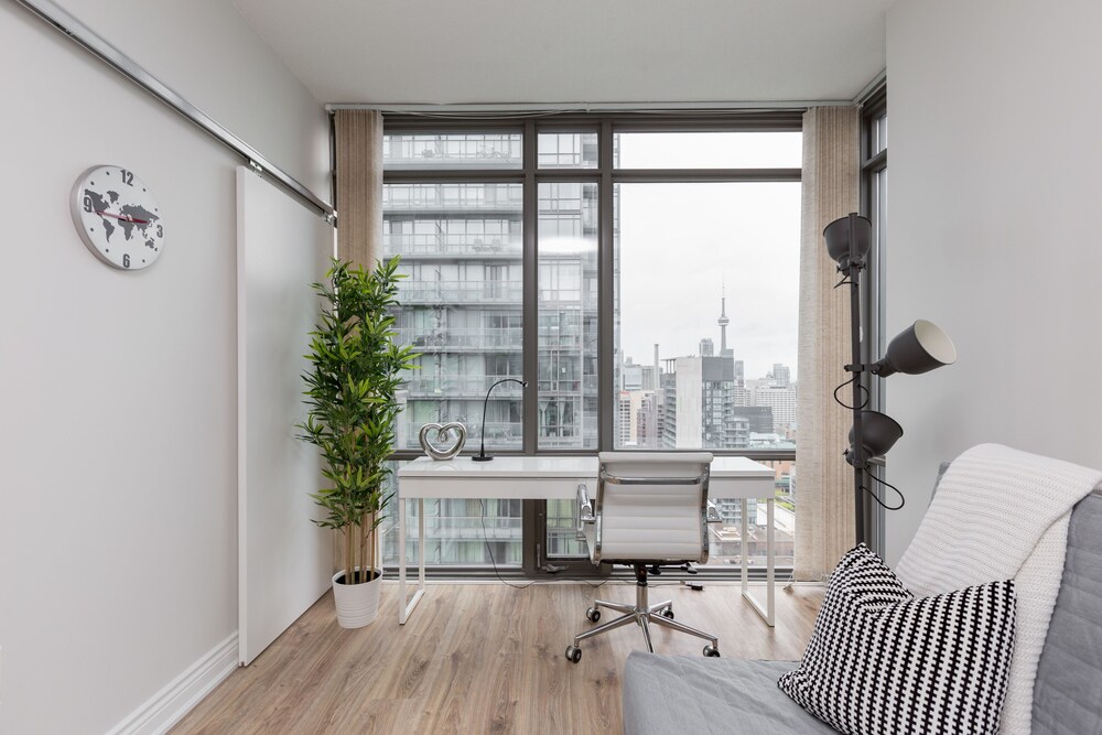 Bright Sub Penthouse on Bay St — 4-Star Luxury Hotel in Toronto, Canada