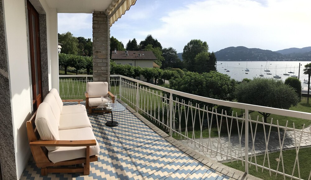 Villa With 4 Bedrooms in Ranco With Wonderful Lake View Private Pool — 4-Star Luxury Hotel in Ranco, Italy