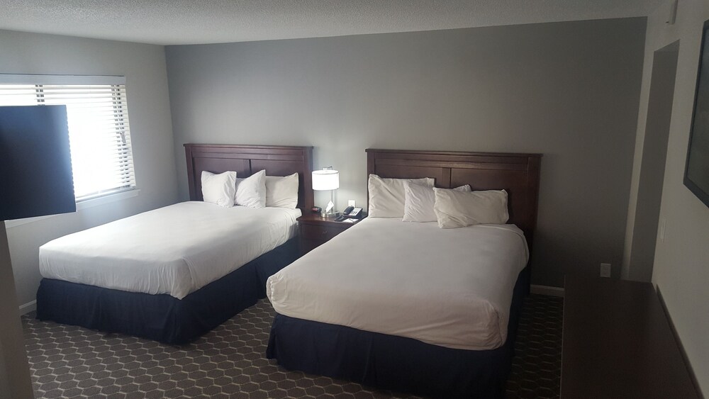Sterling Hotel and Suites - photo 15
