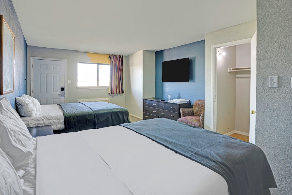Super 7 Inn By OYO San Antonio NW Medical Center - photo 9