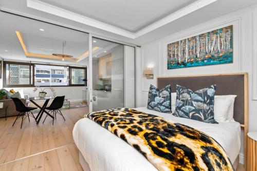 Studio w Queen Bed Sea Views Promenade Fast Wifi — 4-Star Luxury Hotel in Cape Town, South Africa