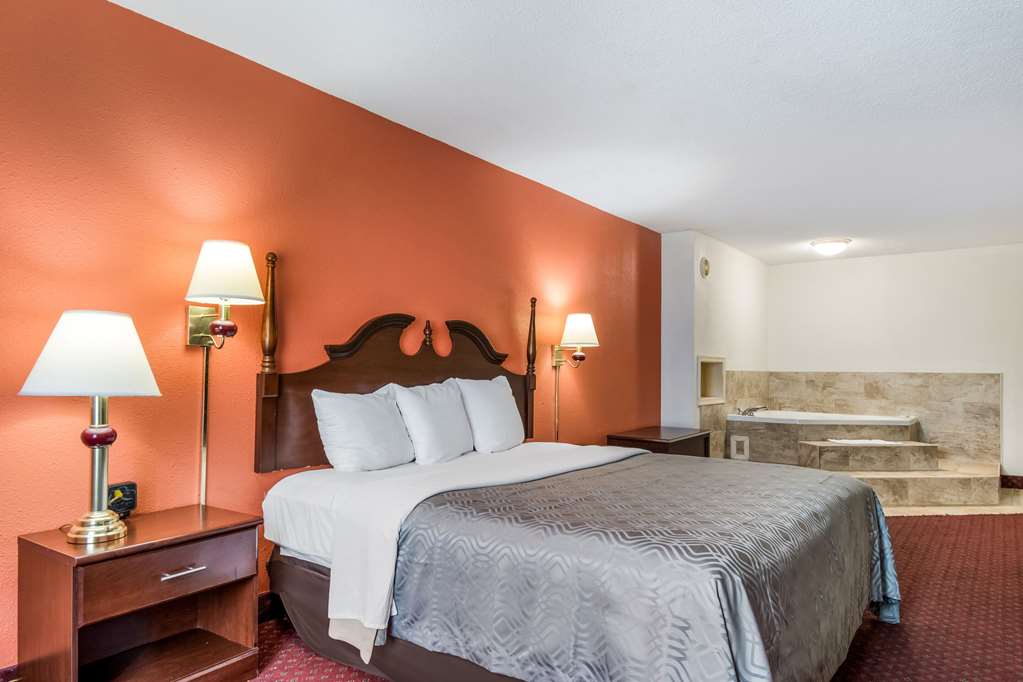 Econo Lodge Inn & Suites Chambersburg Central - photo 17