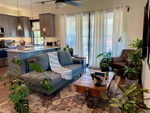 Cozy Guesthouse with Rooftop Deck — 4-Star Luxury Hotel in Los Angeles, United States