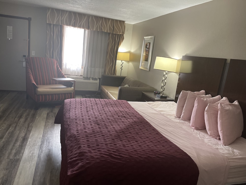 Royal Inn & Suites - photo 10