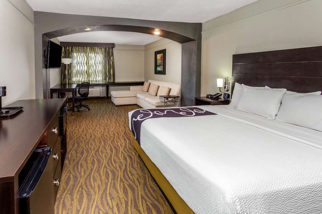 La Quinta Inn & Suites by Wyndham Laredo Airport - photo 32