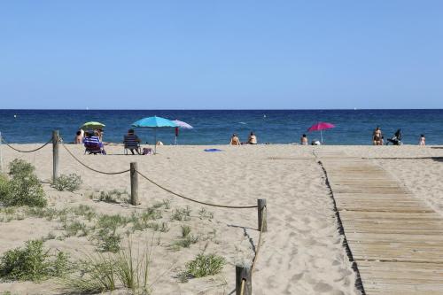 AT144 Completamente equipado con piscina y cerca de la playa — 4-Star Luxury Hotel in Torredembarra, Spain