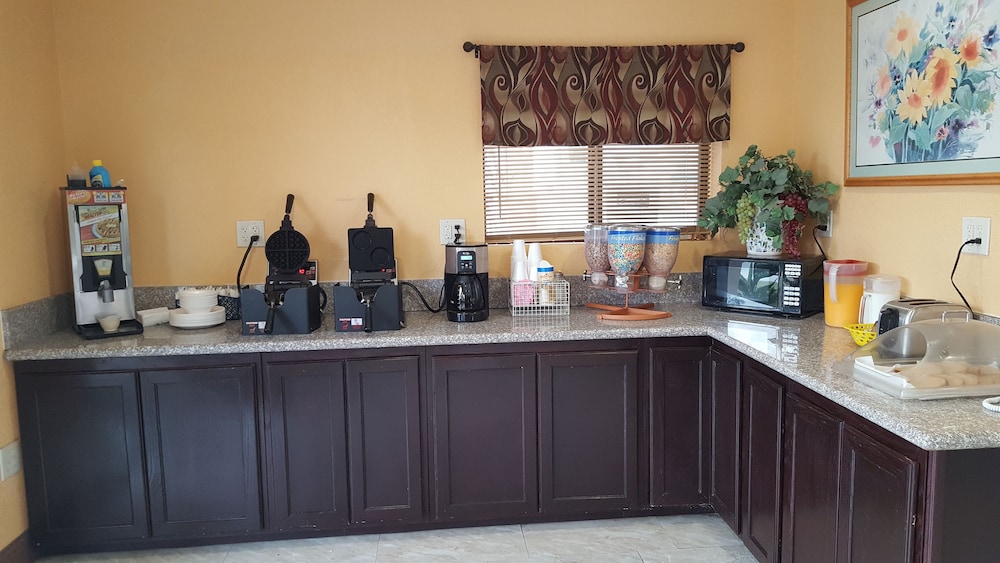 Best Economy Inn n Suites - photo 25