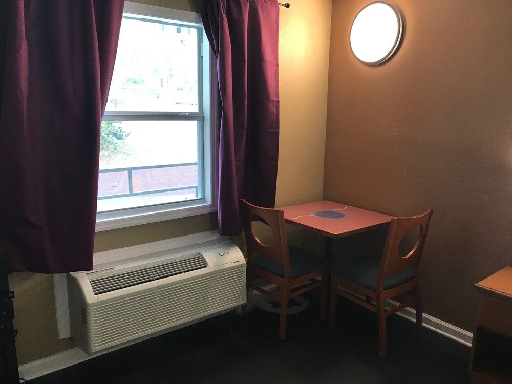 OYO Hotel Tallahassee Downtown - photo 8