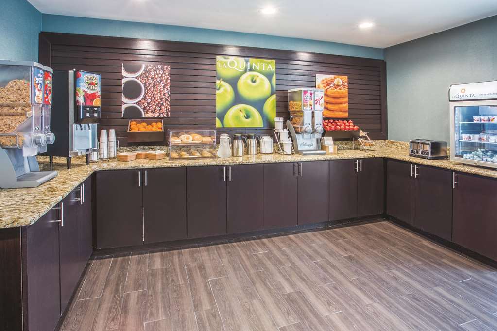 La Quinta Inn & Suites by Wyndham O'Fallon IL St. Louis - photo 24