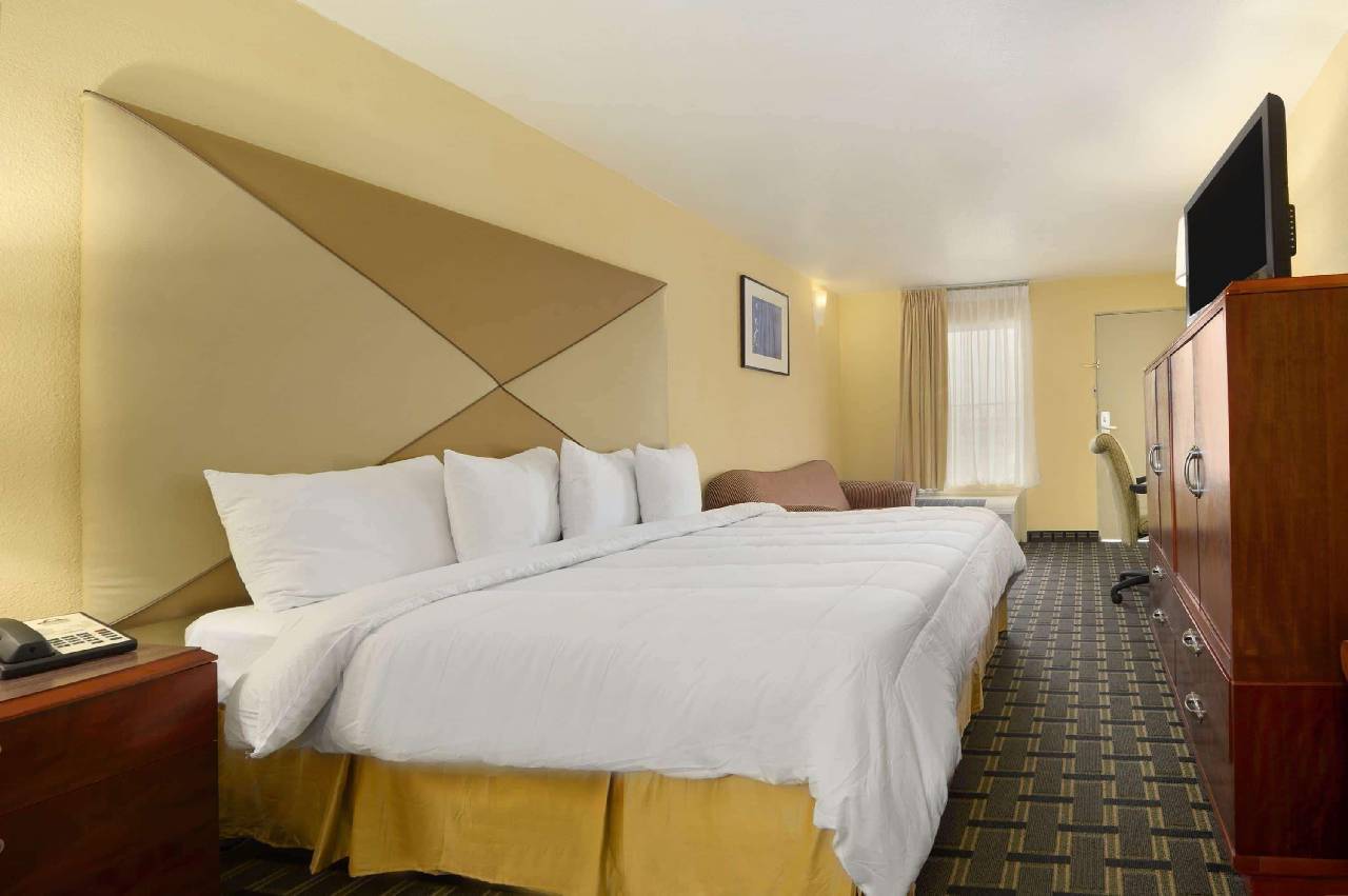 Days Inn by Wyndham Brunswick St. Simons Area - photo 3