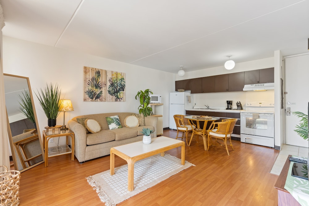 Spacious and Comfortable Ocean View Waikiki Banyan Condo FREE Parking by Koko Resort Vacation Rentals - photo 10