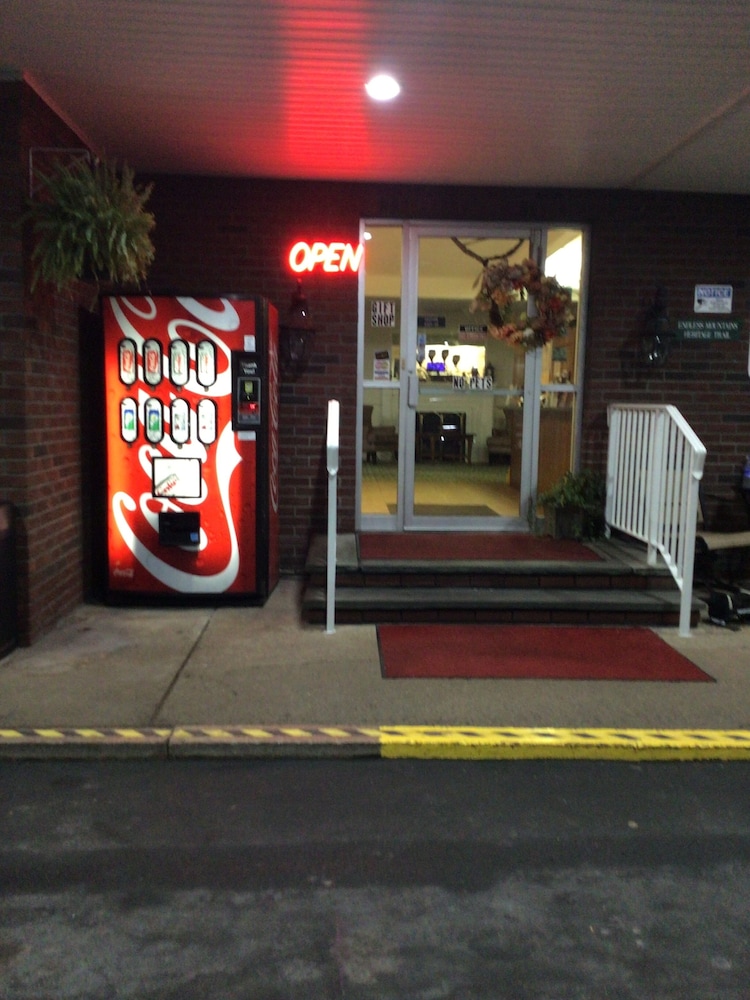 Colonial Brick Inn & Suites - photo 11