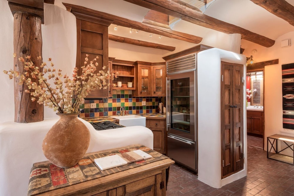 Buena Suerte Quintessential Eastside Pied a terre Fabulous Views and Patios Kiva Fireplace Walk to Canyon Rd. and the Plaza - photo 16