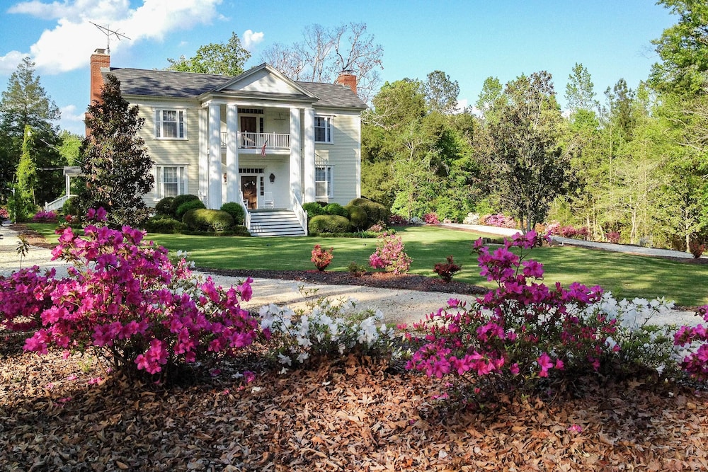 Historic LaFayette Retreat with Guest House — 4-Star Luxury Hotel in Lafayette, United States