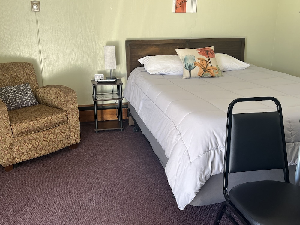 Midtown Inn & Suites - photo 32