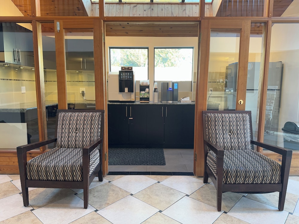 Sunshine Lodge Inn — Gibsons — photo 4