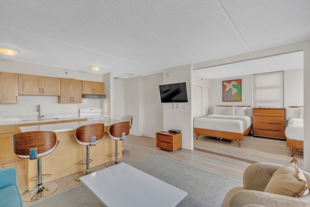 Deluxe Waikiki Condo Pool View FREE Parking & Wi Fi by Koko Resort Vacation Rentals - photo 15