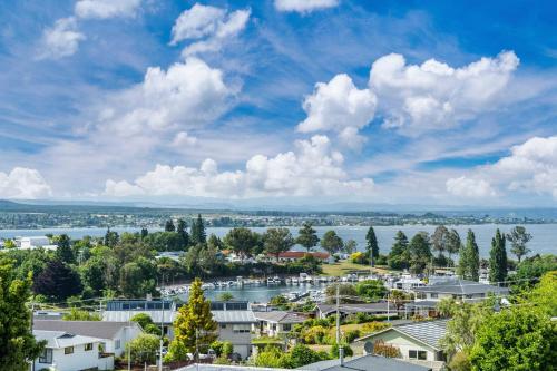 Ngaio Views Lake Taupo Holiday Home — 4-Star Luxury Hotel in Taupo, New Zealand