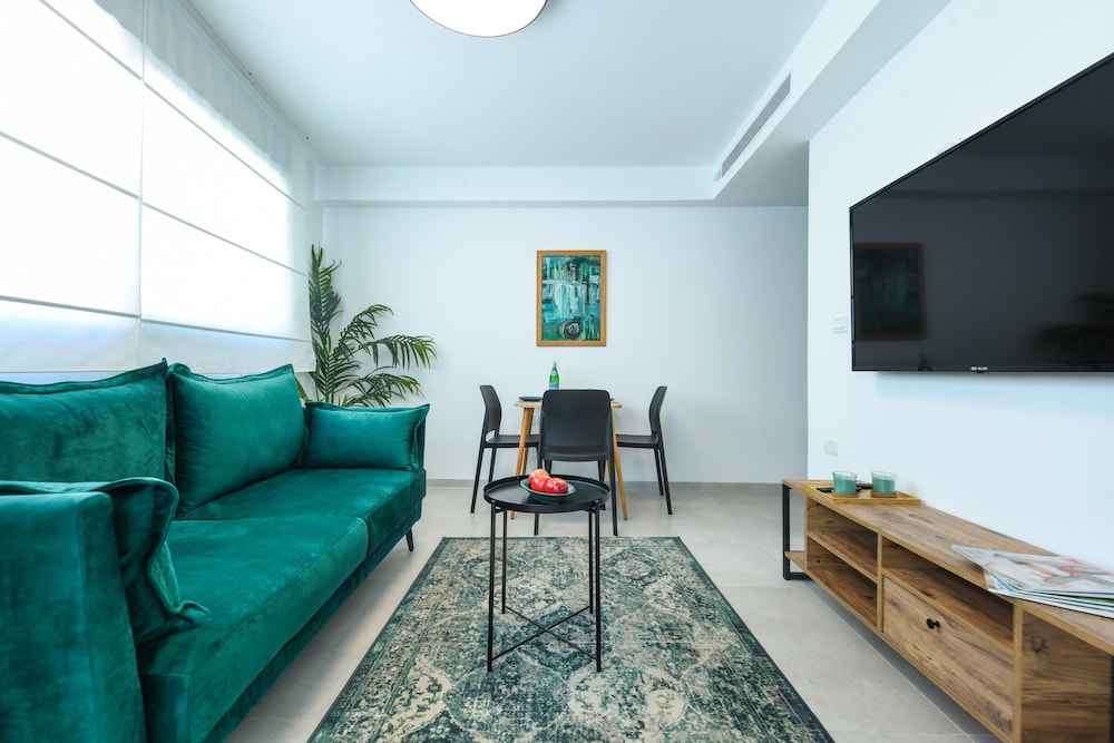 Charming Apt at the Artsy TelAviv Center — 4-Star Luxury Hotel in Tel Aviv, Israel
