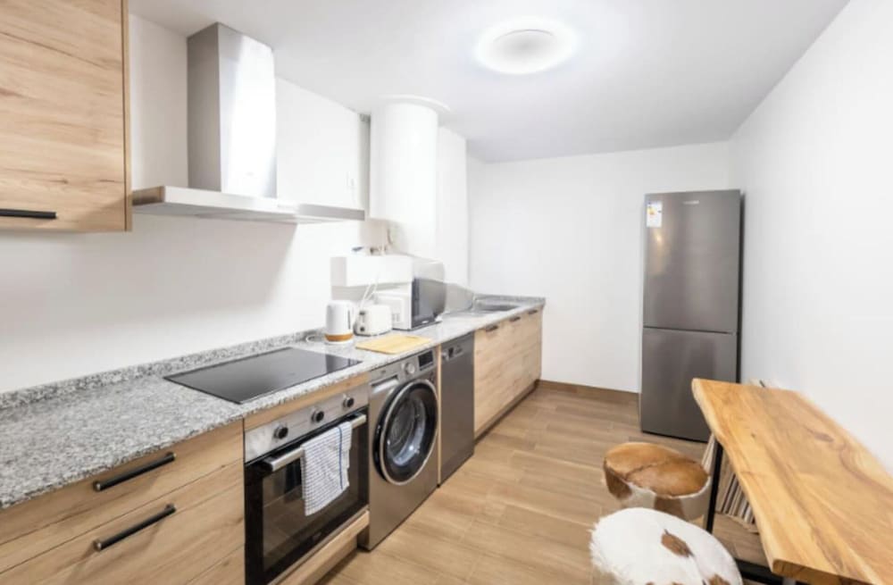 3 Bed Apartment Sleeps 6 Free Parking & Balcony — 4-Star Luxury Hotel in Estepona, Spain