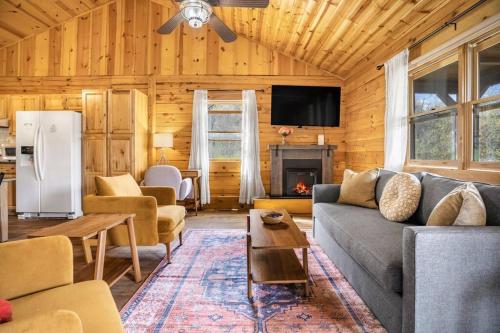 Balk Oasis Mountain Views Rustic Hottub in Stanley, United States