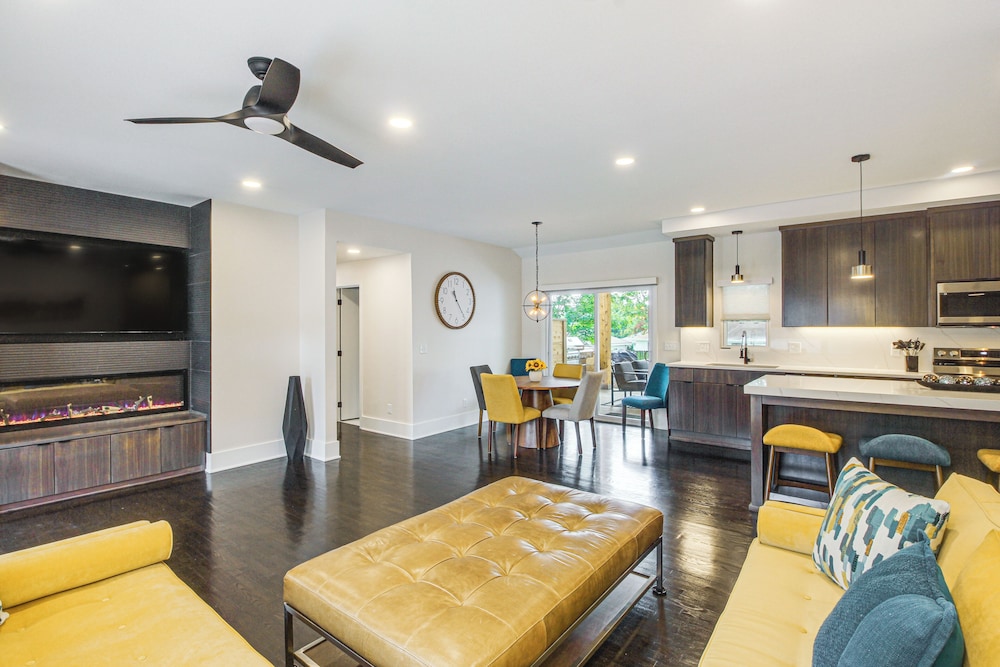 Stylish & Modern Lenexa Haven w Fire Pit & Deck in Lenexa, United States