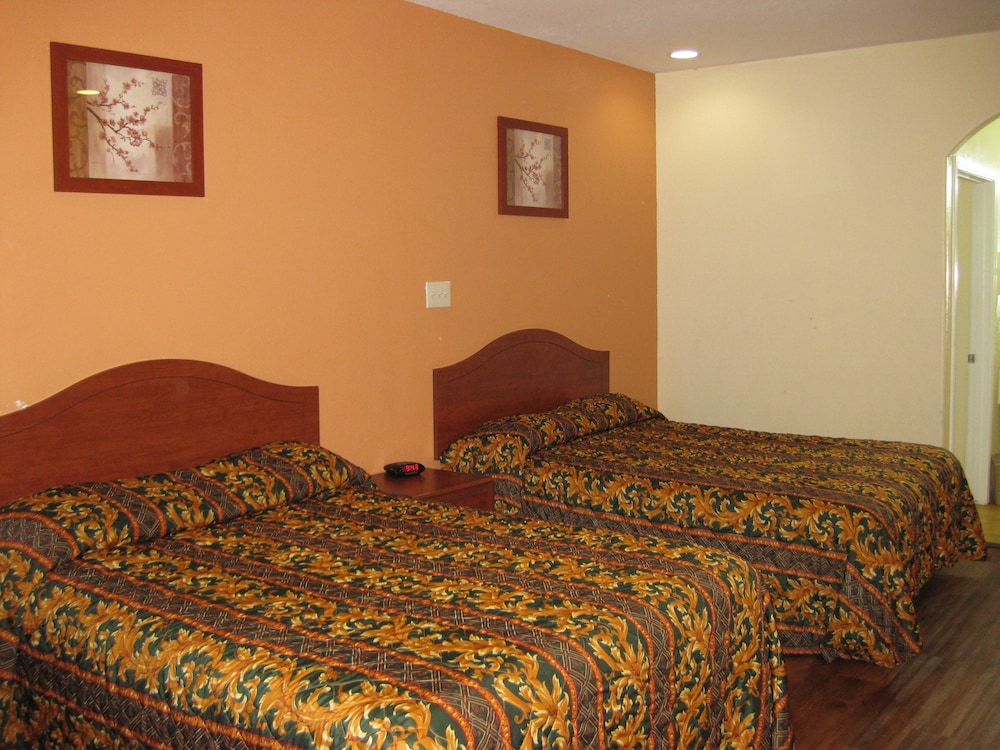 Scottish Inn and Suites - photo 2