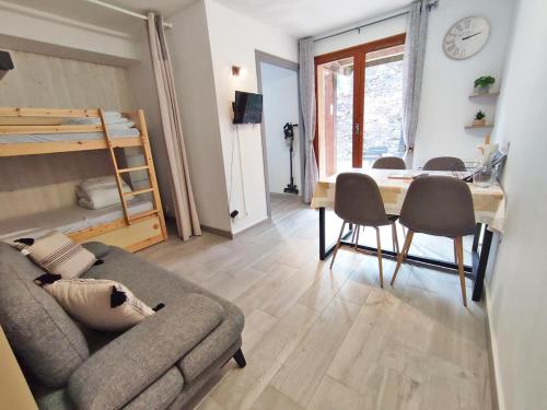 Le Reflet Des Montagnes Studio Centre Luchon 4 Personnes in Bagneres-De-Luchon, France