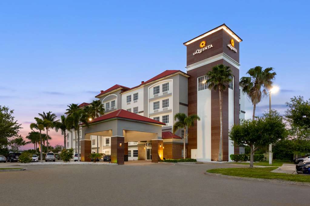 La Quinta Inn & Suites by Wyndham Ft. Pierce - photo 4