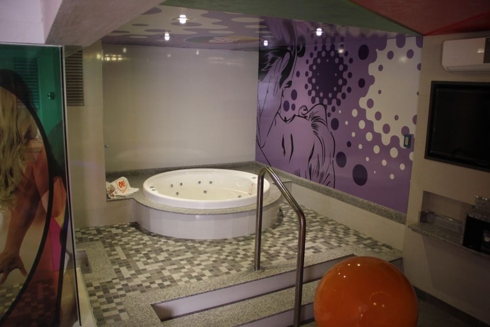 Jetted tub
