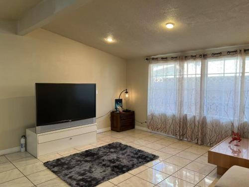 欢迎入住west Covina的四卧二卫的独立房子 — hotel in West Covina