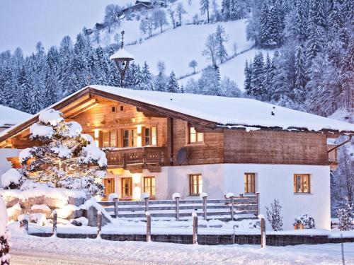 Chalet Apartment Lavendel am Lift — 4-Star Luxury Hotel in Kitzbuehel, Austria