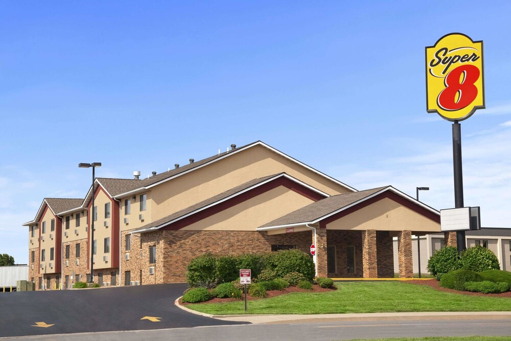 Super 8 by Wyndham Collinsville St. Louis in Collinsville, United States
