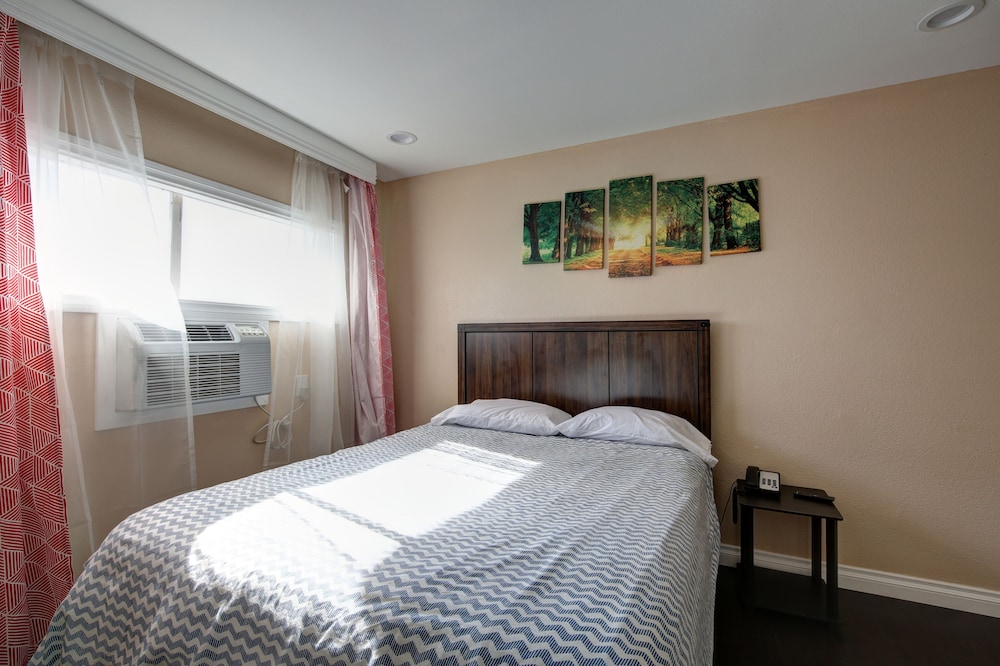 Tradewinds Airport Hotel - photo 6