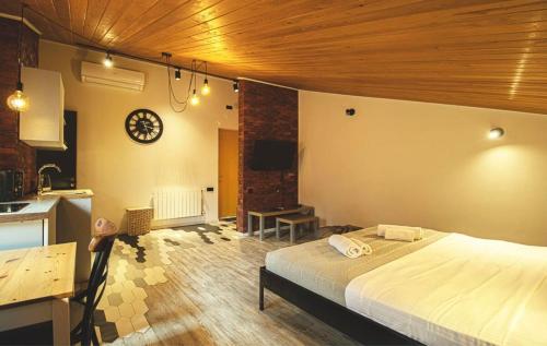 Top Location Cozy Wooden Ceiling Apt by Wehost