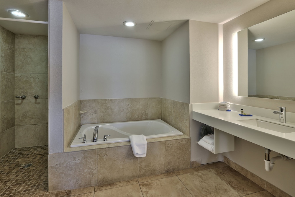 Holiday Inn Express & Suites Albuquerque Historic Old Town by IHG - photo 32
