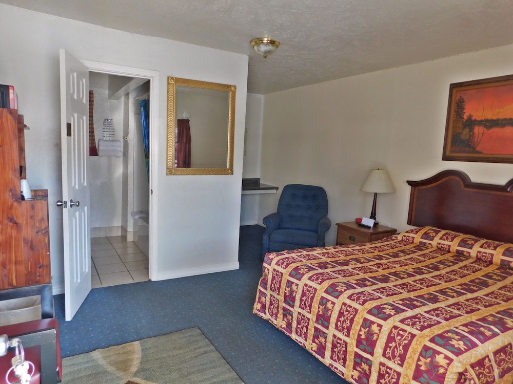Little Shamrock Motel - photo 16