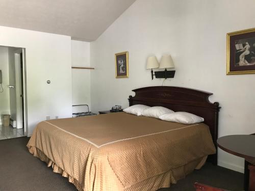 Exit 5 Motel and Cottages - photo 10