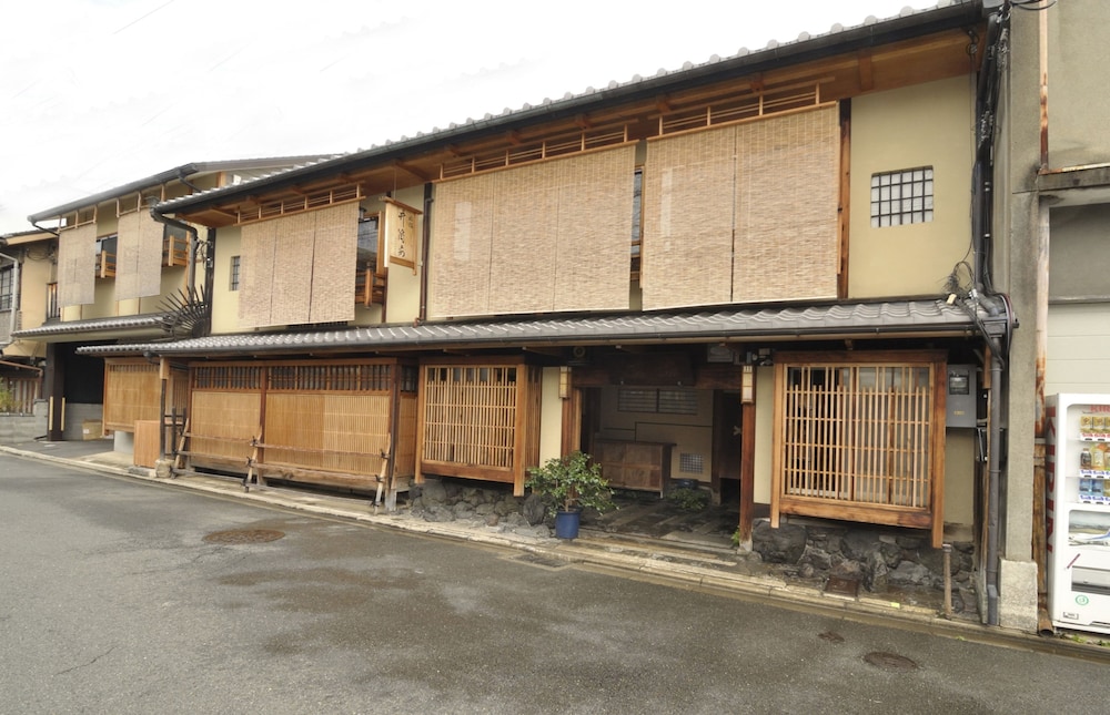 IZUYASU Traditional Kyoto Inn serving Kyoto cuisine — 4-Star Luxury Hotel in Kyoto, Japan