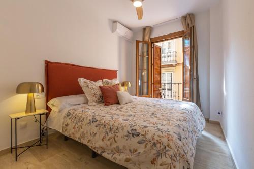 Bright apartment with patio and balconies in the center — 4-Star Luxury Hotel in Malaga, Spain