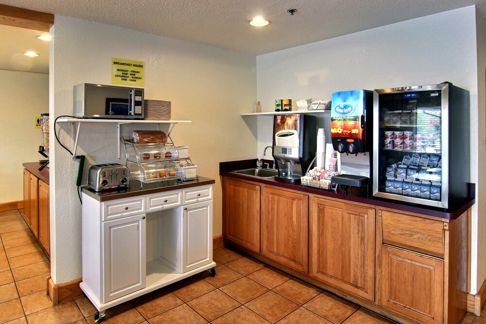 Days Inn & Suites by Wyndham Traverse City - photo 24