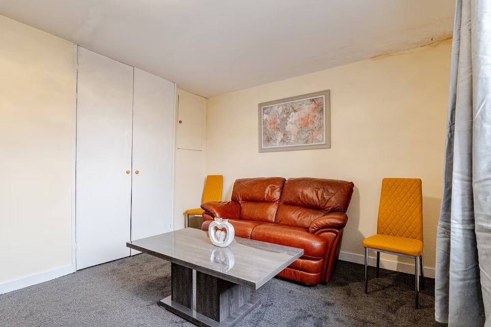 Cosy Retreat Suite 5 22336717 — Hamilton