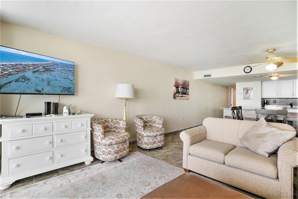 1011 Waters Edge Resort 2 Bedroom Condo by RedAwning - photo 10