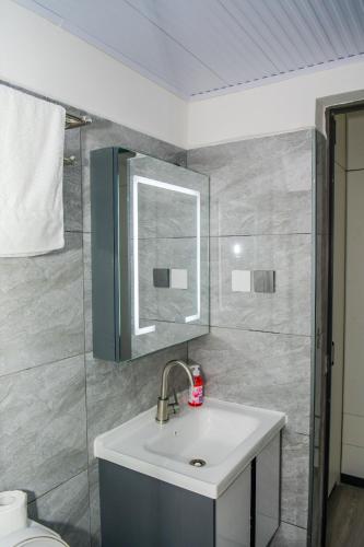 comfort three bedroom apartment with Dsq a Gym rooftop football pitch coffee house restaurant garden and child play area