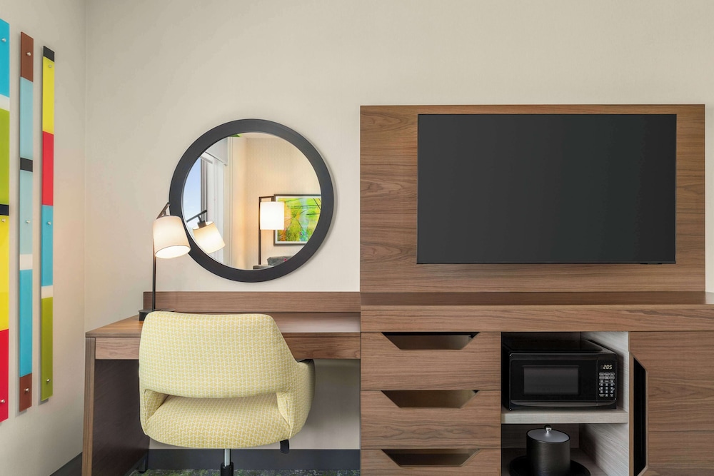 Hampton Inn & Suites Oroville - photo 11