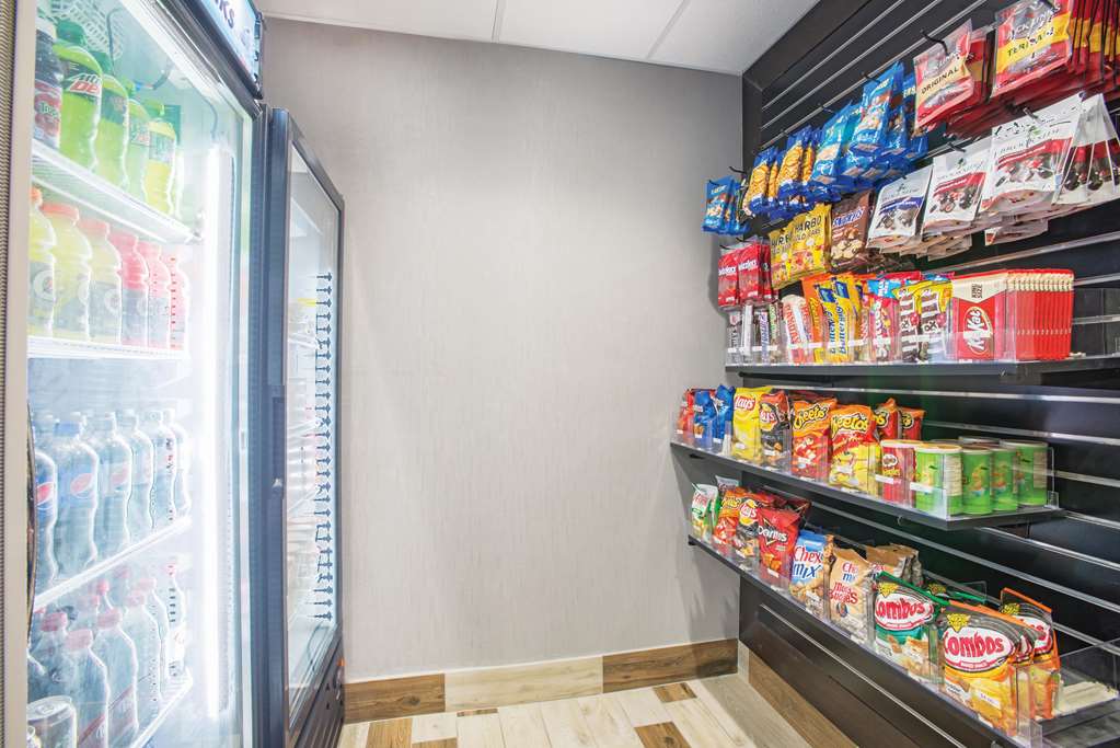 La Quinta Inn & Suites by Wyndham DC Metro Capital Beltway - photo 72