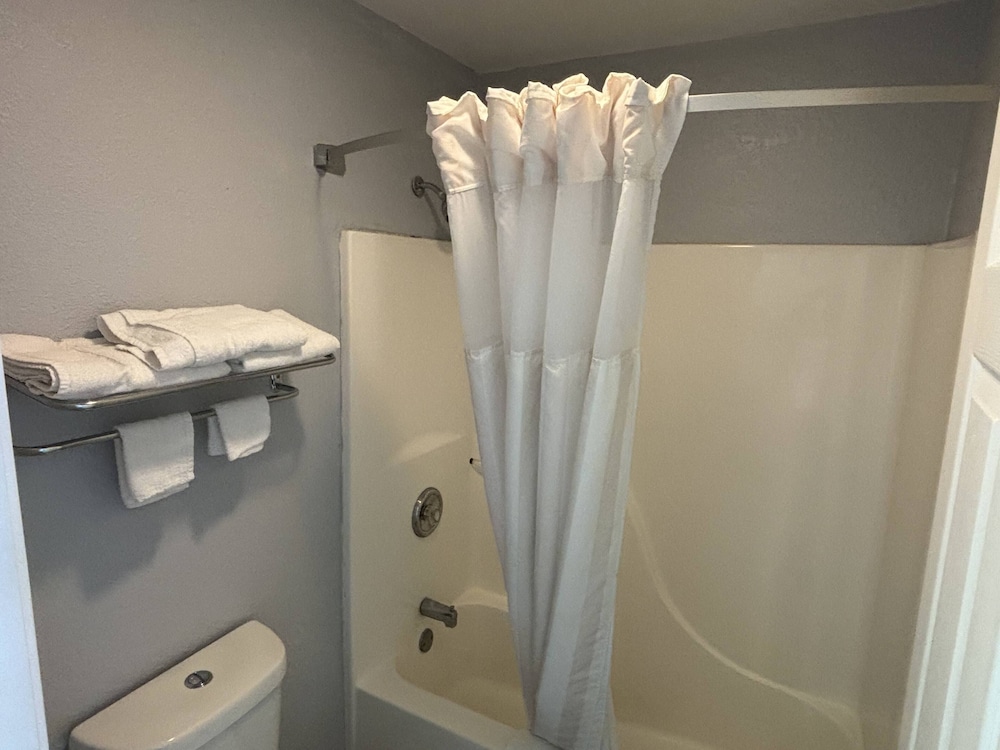 Clairmont Inn - photo 5